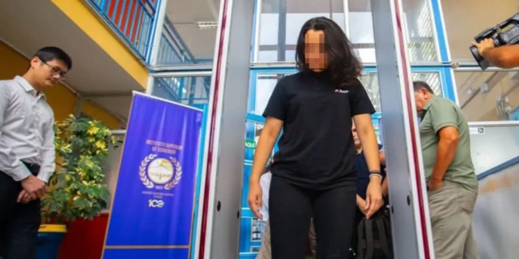Nueva ley ya está en vigor y estudiantes de Chile son avisados sobre el procedimiento de revisión antes de entrar a las escuelas - Foto: Araucania Diario