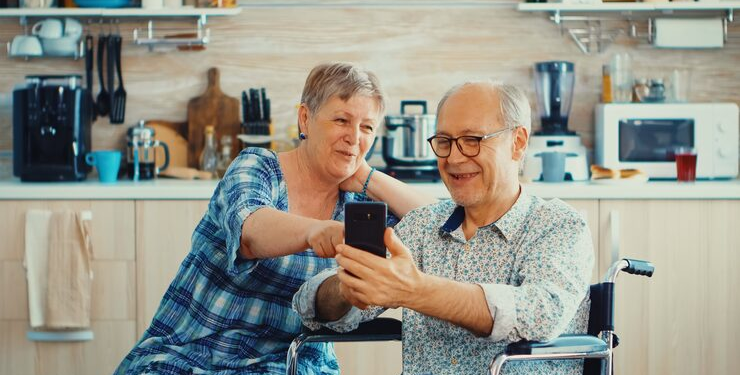 ¿Qué deudas pueden ser "condonadas" para las personas mayores de 60 años en Chile? - Foto: Freepik