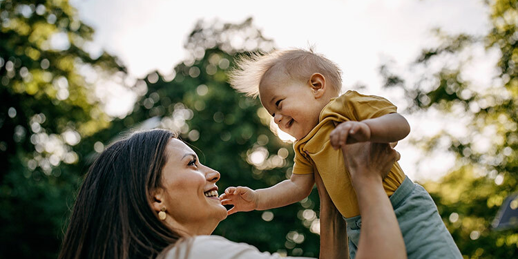 Nuevo estudio revela una conexión celular entre madres e hijos incluso después de la muerte - Foto: TecScience