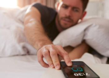 Esto es lo que dice la psicología sobre quienes siempre posponen la alarma para más tarde - Foto: El Tiempo