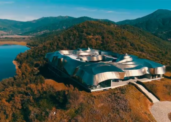 4.450 hectáreas y $600.000 por noche: Chile recibe a 380 personas y las hospeda en este hotel - Foto: La Tercera