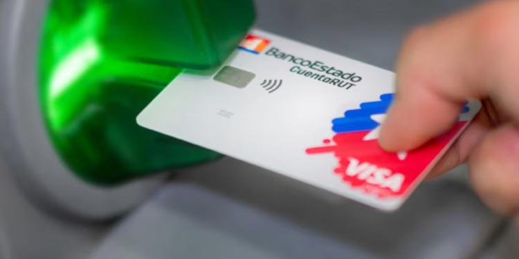 Alerta en Chile para 15,5 millones de usuarios con cuenta activa en este banco - Foto: La Tercera