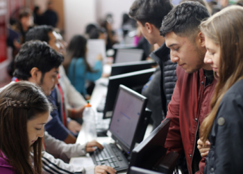Gobierno inicia el cobro de deudas en Chile para quienes ganan menos de $5 millones mensuales - Foto: emol