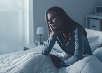 Este sencillo ejercicio puede ayudarte a dormir en un abrir y cerrar de ojos - Foto: Univision
