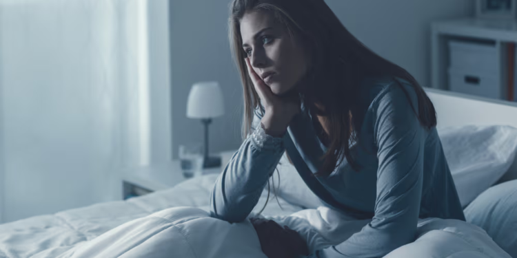 Este sencillo ejercicio puede ayudarte a dormir en un abrir y cerrar de ojos - Foto: Univision