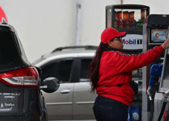 Gobierno de Chile confirma un nuevo aumento en los precios de los combustibles en todo el país - Foto: BBC