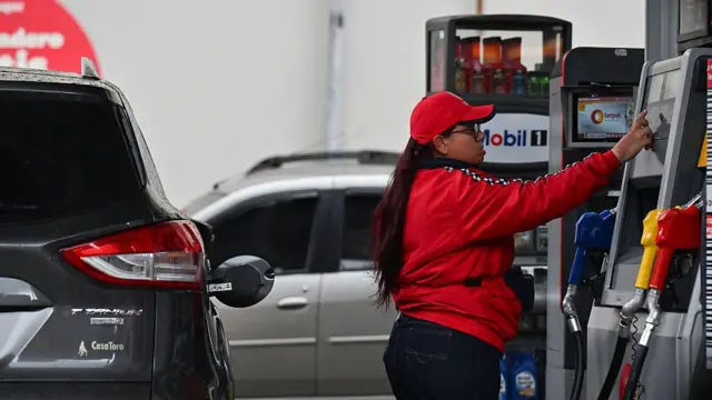 Gobierno de Chile confirma un nuevo aumento en los precios de los combustibles en todo el país - Foto: BBC
