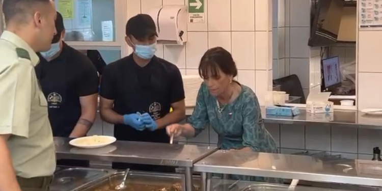 Primera dama de Chile es objeto de denuncia por violar el uso de mascarilla en el país - Foto: T13