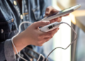 El error muy común que podrías estar cometiendo al momento de cargar tu celular - Foto: Freepik