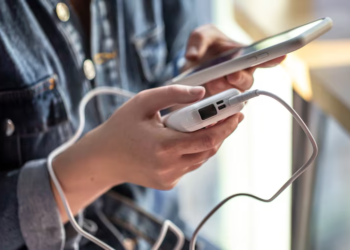 El error muy común que podrías estar cometiendo al momento de cargar tu celular - Foto: Freepik