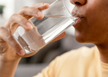 Beber agua es bueno para la salud, pero científicos alertan sobre los riesgos del consumo excesivo - Foto: Freepik