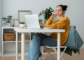 Especialistas revelan el mayor riesgo de trabajar desde casa y apuntan estrategias para reducir los daños - Foto: Magnific