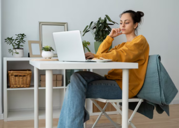 Especialistas revelan el mayor riesgo de trabajar desde casa y apuntan estrategias para reducir los daños - Foto: Magnific