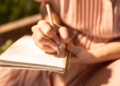 Qué dice la psicología sobre quienes escriben a mano y por qué es una buena idea - Foto: Magnific