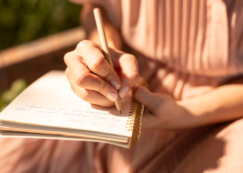 Qué dice la psicología sobre quienes escriben a mano y por qué es una buena idea - Foto: Magnific