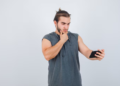 La forma en que sostienes el celular revela mucho sobre tu personalidad, según la psicología - Foto: Freepik