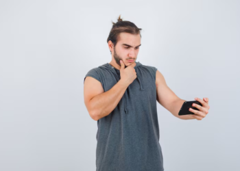 La forma en que sostienes el celular revela mucho sobre tu personalidad, según la psicología - Foto: Freepik