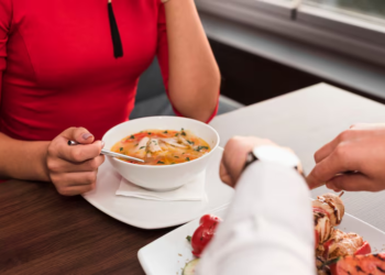 El almuerzo de fin de semana suele retrasarse, pero la ciencia revela los riesgos de comer después de las 14:00 horas - Foto: Freepik