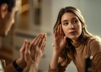 La psicología explica por qué las personas inteligentes prefieren el silencio a las discusiones. - Foto: Freepik