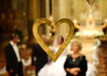 Si estás casado y celebrarás un aniversario de bodas, debes saber que tienes derecho a bono en Chile - Foto: Freepik