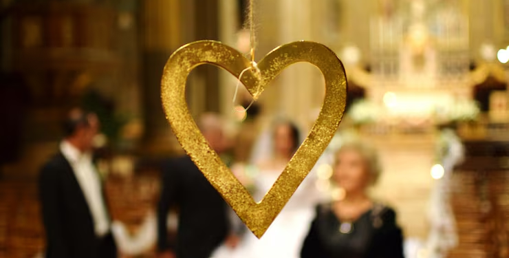 Si estás casado y celebrarás un aniversario de bodas, debes saber que tienes derecho a bono en Chile - Foto: Freepik