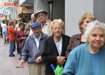 Gobierno toma decisión en Chile y los mayores de 65 años ya no deberán pagar esta cuenta en el país - Foto: El Dinamo