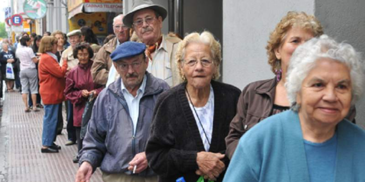 Gobierno toma decisión en Chile y los mayores de 65 años ya no deberán pagar esta cuenta en el país - Foto: El Dinamo