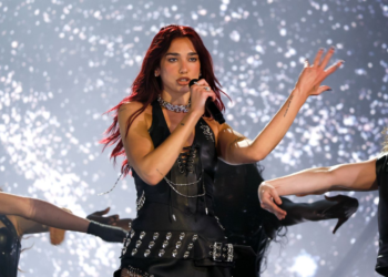 Mientras Samsung vale más de US$ 1 billón, la fortuna de Dua Lipa sorprende - Foto: Revista Velvet
