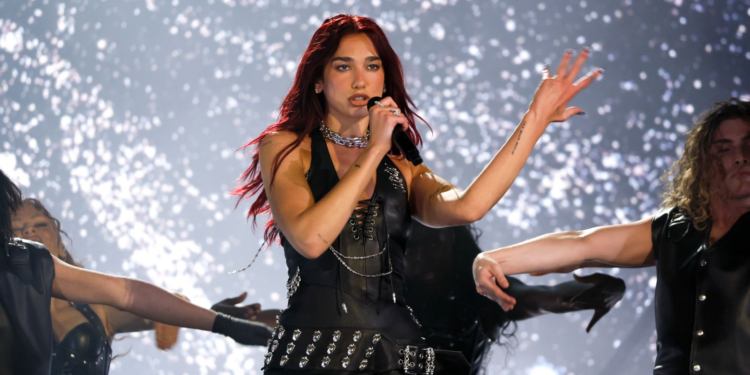 Mientras Samsung vale más de US$ 1 billón, la fortuna de Dua Lipa sorprende - Foto: Revista Velvet