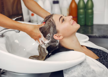 El baño caliente reduce tensiones y relaja los músculos, pero especialistas advierten que puede ser muy perjudicial para el cabello - Foto: Freepik