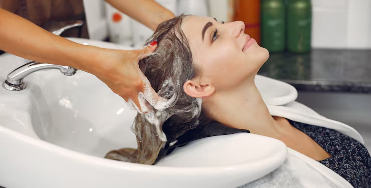 El baño caliente reduce tensiones y relaja los músculos, pero especialistas advierten que puede ser muy perjudicial para el cabello - Foto: Freepik