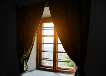 Por esta razón no deberías cerrar completamente las cortinas durante la noche - Foto: Magnific