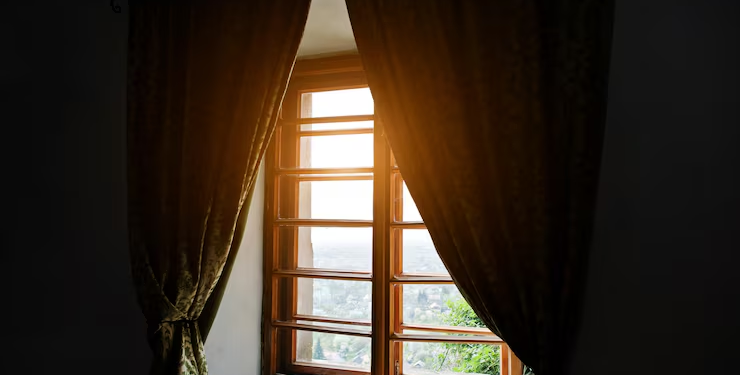 Por esta razón no deberías cerrar completamente las cortinas durante la noche - Foto: Magnific