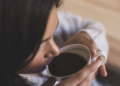 Mientras la falta de sueño perjudica la memoria, el café ayuda a recuperarla - Foto: Consalud
