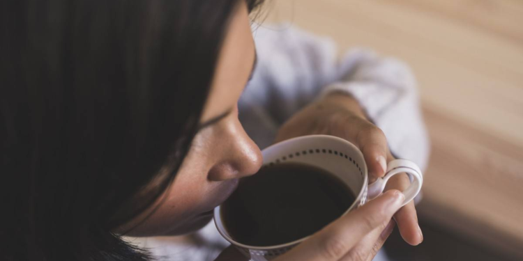 Mientras la falta de sueño perjudica la memoria, el café ayuda a recuperarla - Foto: Consalud
