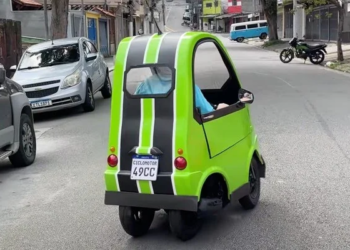 El auto más pequeño del mundo mide apenas 1,33 metros y es tan compacto que puede circular entre carriles como una moto - Foto: Reddit