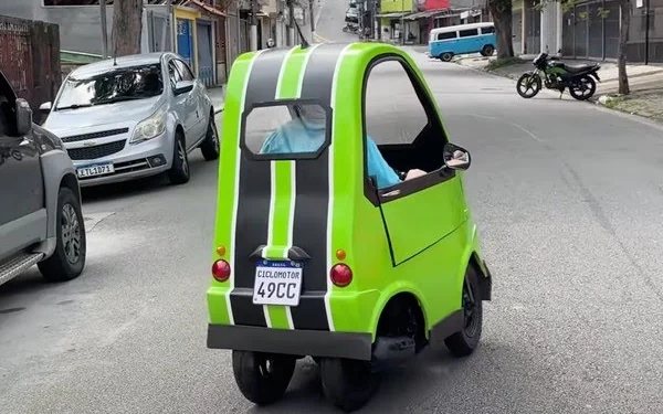 El auto más pequeño del mundo mide apenas 1,33 metros y es tan compacto que puede circular entre carriles como una moto - Foto: Reddit
