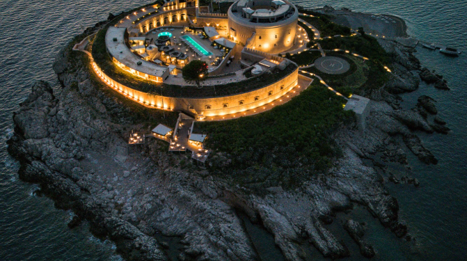 Antiguo campo de concentración fue transformado en un hotel de lujo con diarias de US$ 1.000 - Foto: X.com