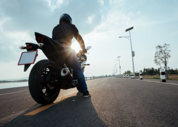 Nueva regla ya está en vigor en Chile y prohíbe la circulación de motocicletas en estos lugares - Foto: Freepik