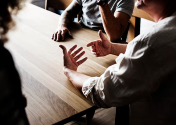 3 consejos para enfrentar conversaciones difíciles y fortalecer tu relación, según especialistas - Foto: Magnific