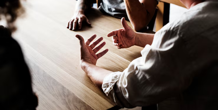 3 consejos para enfrentar conversaciones difíciles y fortalecer tu relación, según especialistas - Foto: Magnific