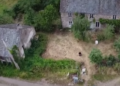 Pareja compra un pueblo abandonado en Francia, pero el dinero se acaba antes de lo previsto y solo logran restaurar 3 habitaciones - Foto: Youtube