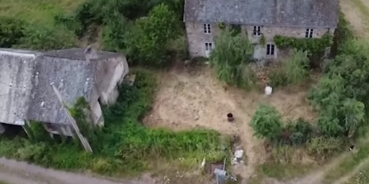 Pareja compra un pueblo abandonado en Francia, pero el dinero se acaba antes de lo previsto y solo logran restaurar 3 habitaciones - Foto: Youtube
