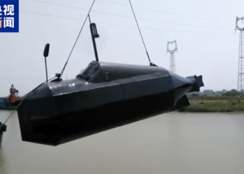 El hombre de 60 años que gastó apenas US$ 700 y creó un submarino casero capaz de sumergirse hasta 8 metros - Foto: Canal26