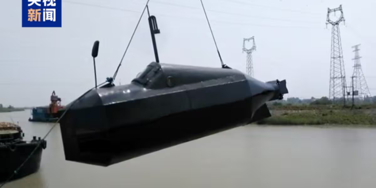 El hombre de 60 años que gastó apenas US$ 700 y creó un submarino casero capaz de sumergirse hasta 8 metros - Foto: Canal26