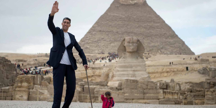 El hombre más alto del mundo conoció a la mujer más baja de la historia y el resultado sorprendió a todos - Foto: Infobae