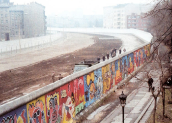 Mientras el Muro de Berlín tenía 155 km de extensión y 3,6 metros de altura, la Gran Muralla China es muchísimo más grande - Foto: Blog Fronteras
