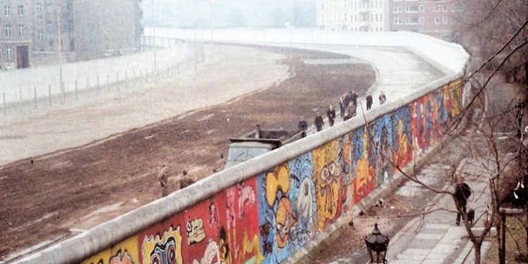 Mientras el Muro de Berlín tenía 155 km de extensión y 3,6 metros de altura, la Gran Muralla China es muchísimo más grande - Foto: Blog Fronteras