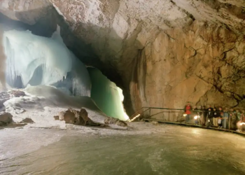 La cueva de hielo más grande del mundo está en Austria y parece un escenario de otro planeta - Foto: Koomot