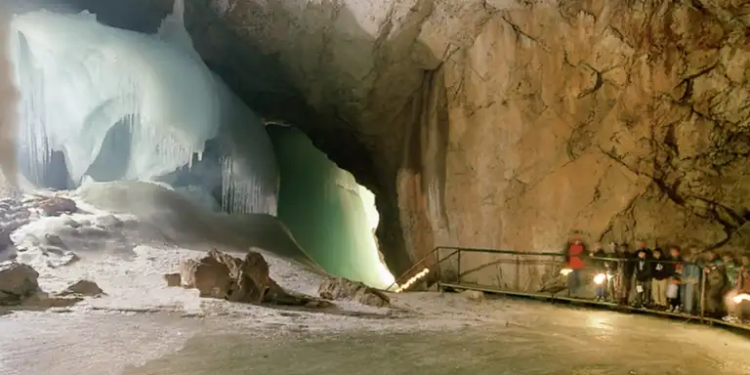 La cueva de hielo más grande del mundo está en Austria y parece un escenario de otro planeta - Foto: Koomot